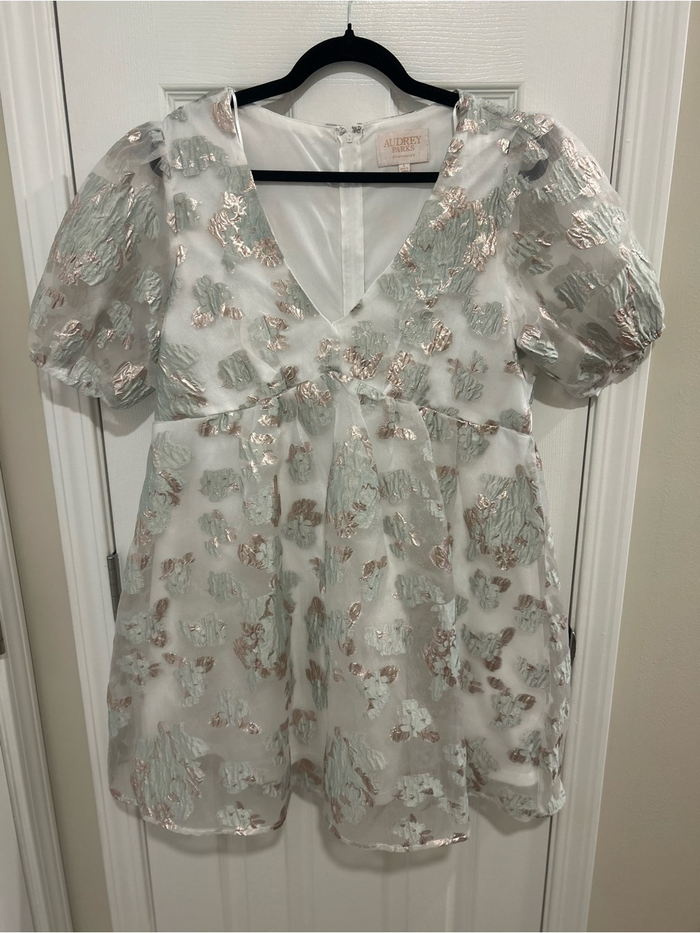 Audrey Parks + francesca's White Metallic Floral V-Neck Puff Sleeve Mini Dress L
